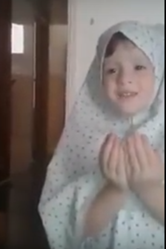 بالفيديو لحظة ميليشيات النظام السوري لمنزل طفلة أثناء دعائها
