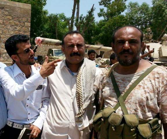 الشهيد حبوب البكري برفقة محرر الموقع سعدان اليافعي في جبهة كرش