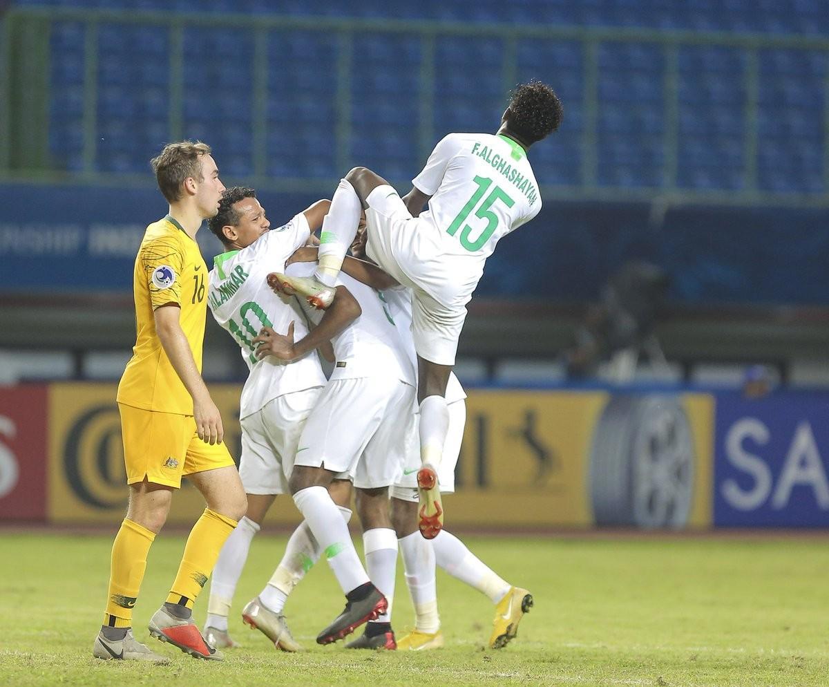 المحافظة المنتخب السعودي الشاب ومدربه خالد العطوي